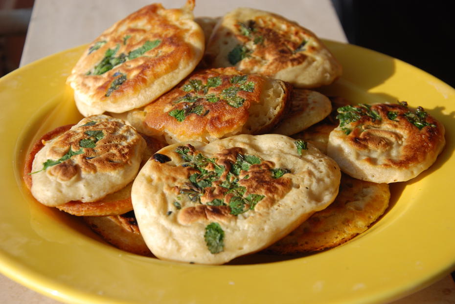Photo d'un plat de Blinis au lierre terrestre