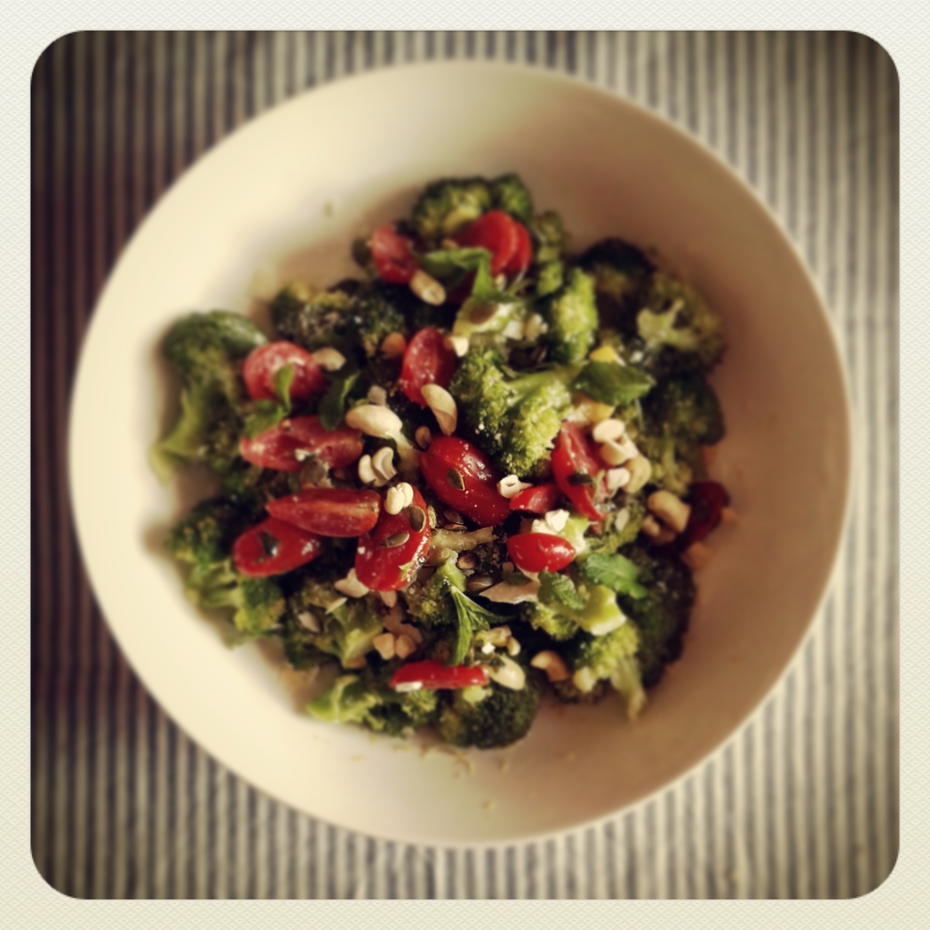 Photo d'un plat de Brocolis citronnés, parmesan, menthe et noix de cajou