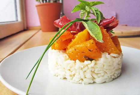 Photo d'un plat de Courge butternut rôtie au basilic, bresaola et risotto