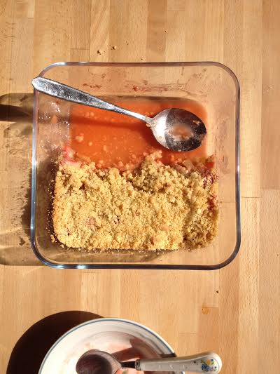 Photo d'un plat de Crumble fraise-rhubarbe