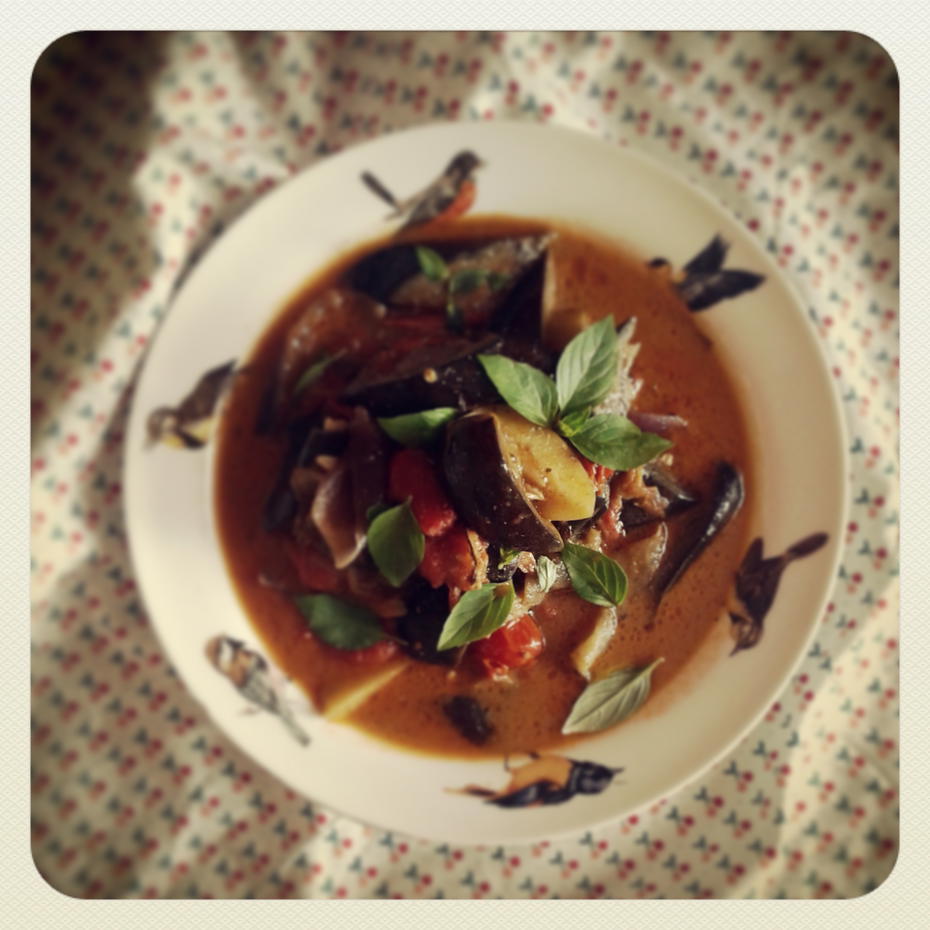 Photo d'un plat de Curry d’aubergines, pommes de terre et tomates 