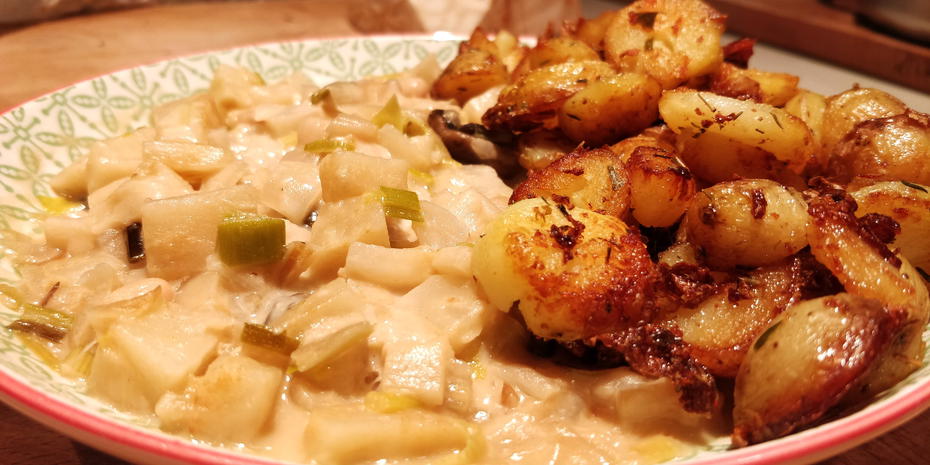 Photo d'un plat de Haricots et céleri rave à la crème, pommes de terre rissolées 