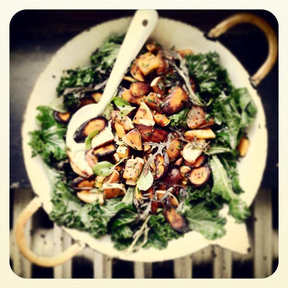 Photo d'un plat de Légumes d'automne rôtis sucrés salés et chou kale