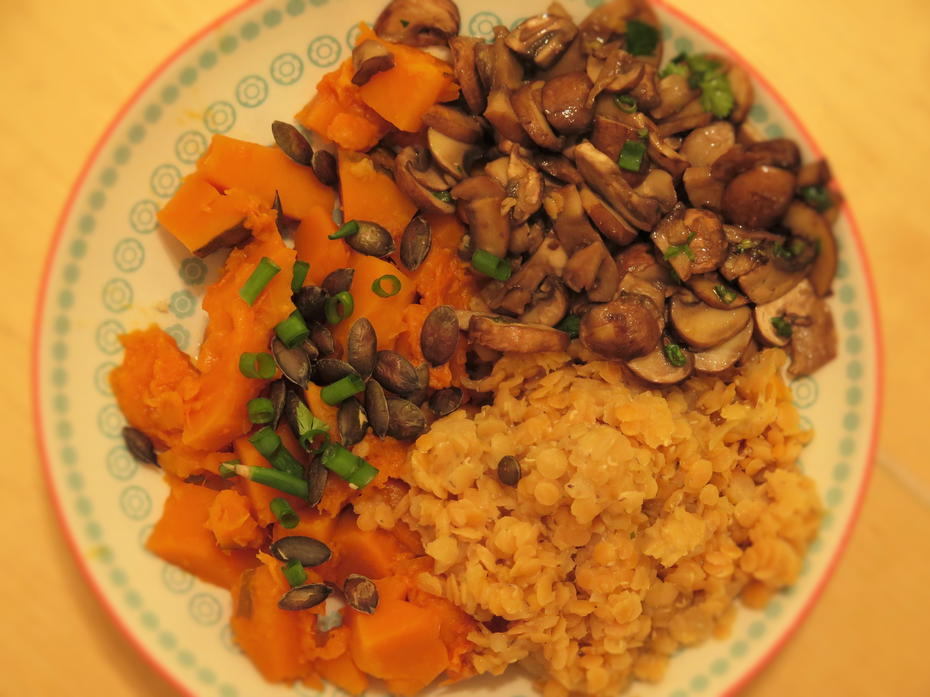 Photo d'un plat de Lentilles, potimarron vapeur et champignons