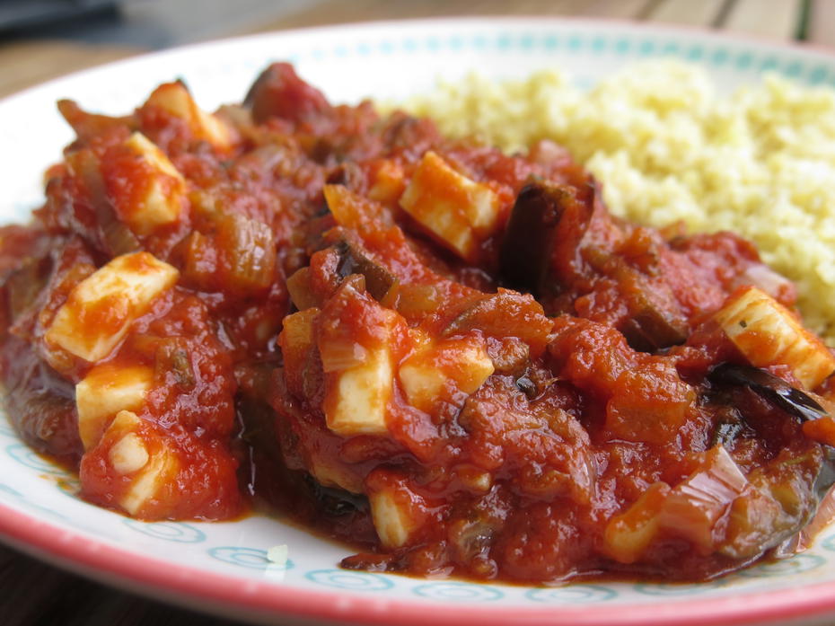 Photo d'un plat de Moussaka libanaise au halloumi