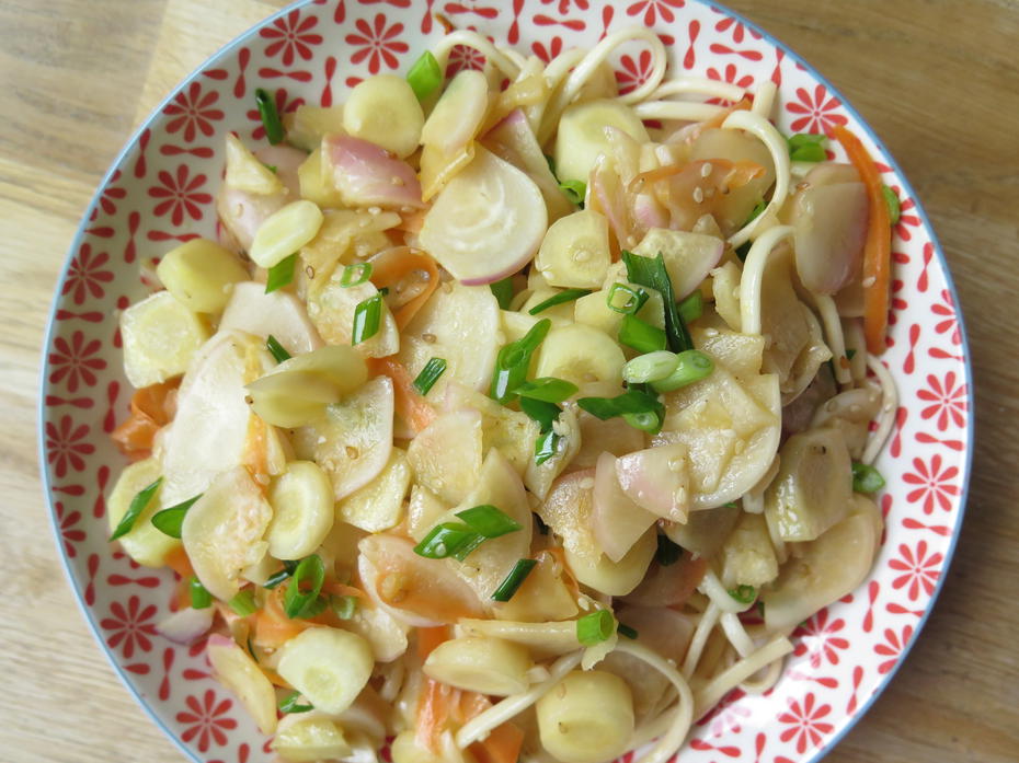 Photo d'un plat de Nouilles udon sautées aux navets, carottes et jeunes oignons