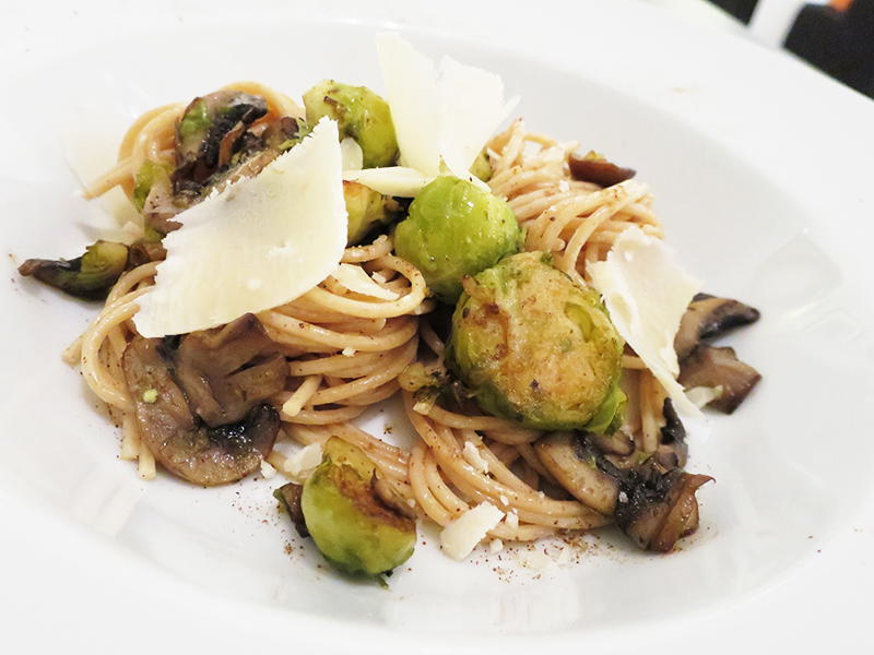 Photo d'un plat de Pâtes aux choux de Bruxelles et champignons