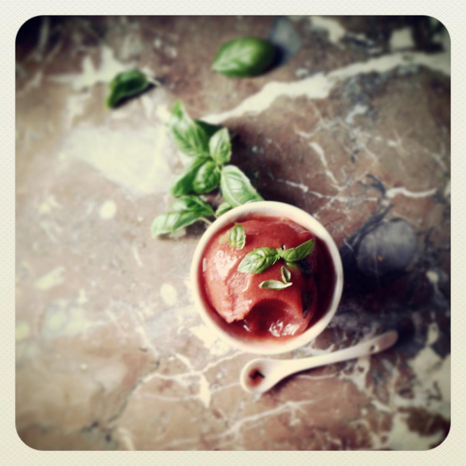 Photo d'un plat de sorbet de fraise et basilic (sans sorbetière)
