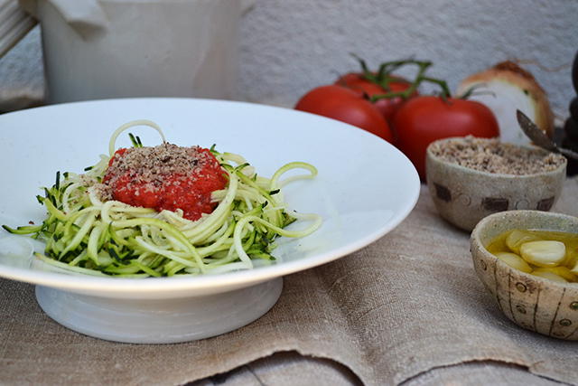 Photo d'un plat de Spaghetti de courgettes et sauce tomate crue