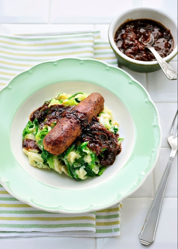 Photo d'un plat de Stoemp aux saucisses et jus d’oignons