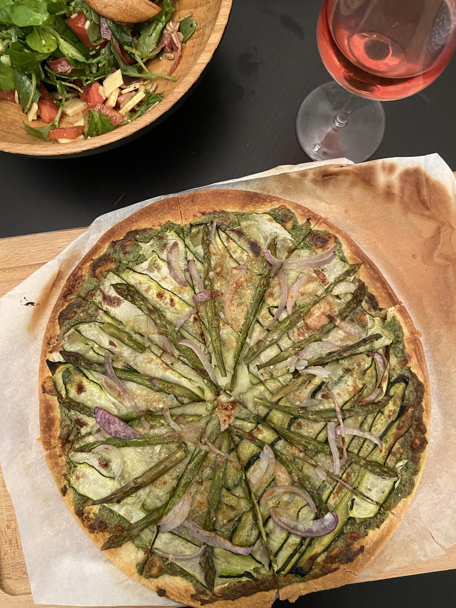 Photo d'un plat de Tarte fine au pesto de fanes, courgettes et asperges vertes